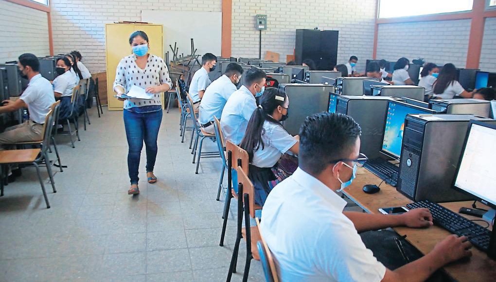 Más de 18,000 alumnos de Cortés se reinsertaron al sistema educativo