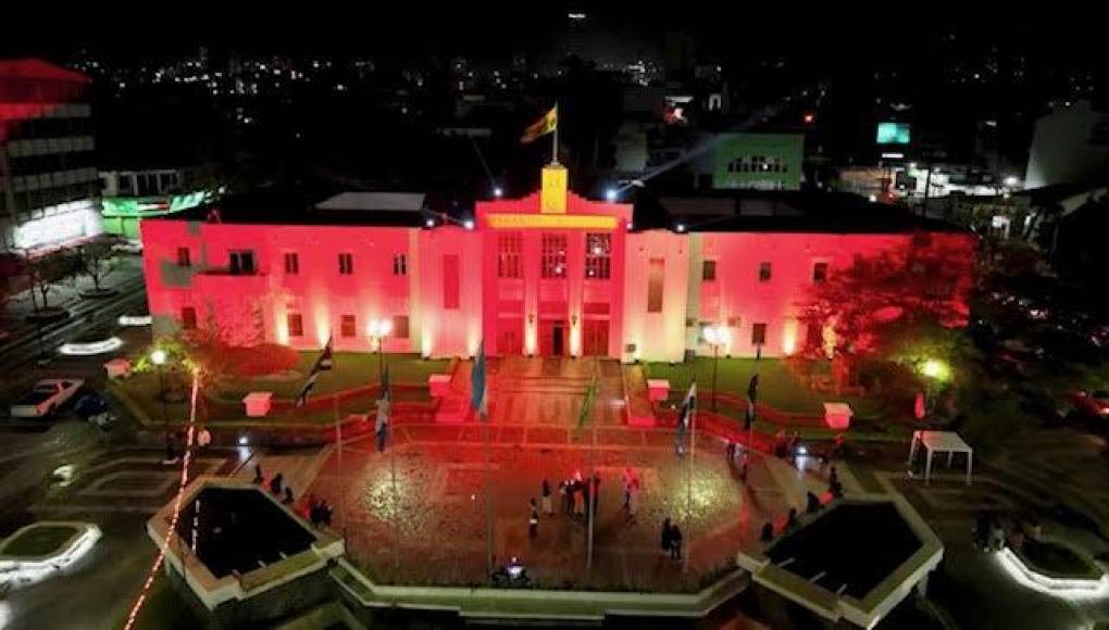 Hermosa panorámica del Palacio Municipal iluminado con el color de la bandera de la República Popular de China minutos después de firmada la carta de intenciones entre las ciudades de San Pedro Sula y Changsha. 