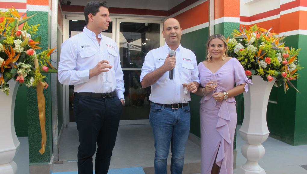 Carlos Faraj, gerente general de FEFASA; Nidal Faraj, presidente ejecutivo y su esposa Marlen Bonilla de Faraj.