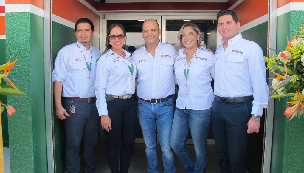 Samuel Fernández, gerente de Operaciones; Karen Paz, gerente comercial; Nidal Faraj, presidente; Elka Pavón, gerente de Recursos Humanos; Carlos Faraj, gerente general.