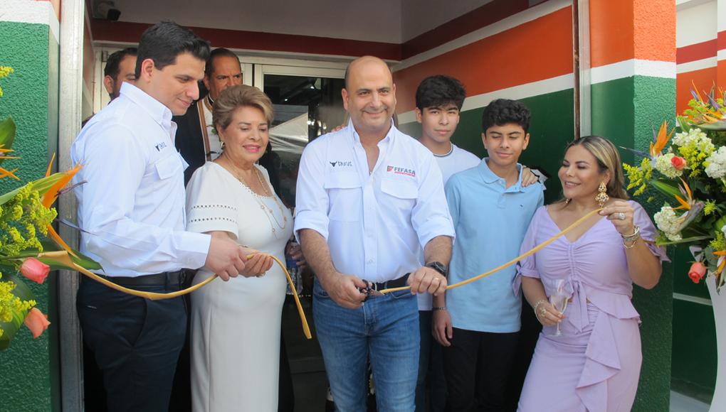 La familia Faraj durante el corte de la cinta de inauguración de la nueva sucursal en San Pedro Sula.