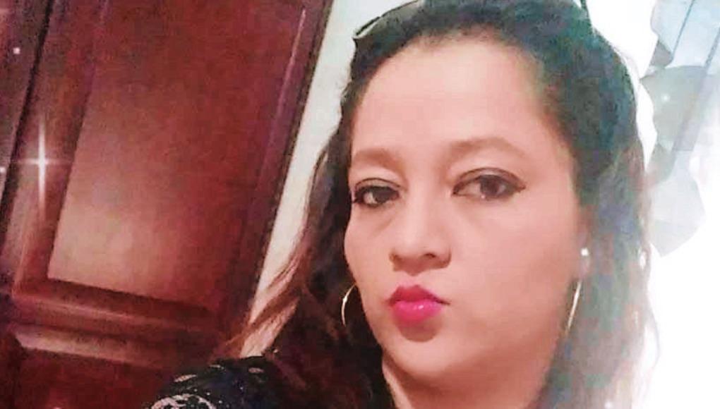 Semidesnuda y envuelta en una bolsa dejan a una mujer