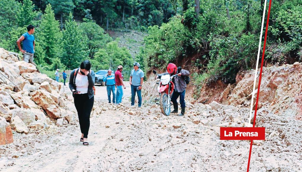 La carretera de San Juan a Mapulaca está prácticamente destruida, lo que dificulta no solo el traslado de personas, sino de insumos para las fincas.