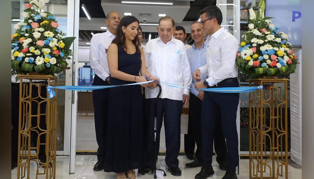 Corte de la cinta en la inauguración de la nueva agencia Ficohsa Plaza Universal, donde ofrecen su amplio portafolio de productos financieros.