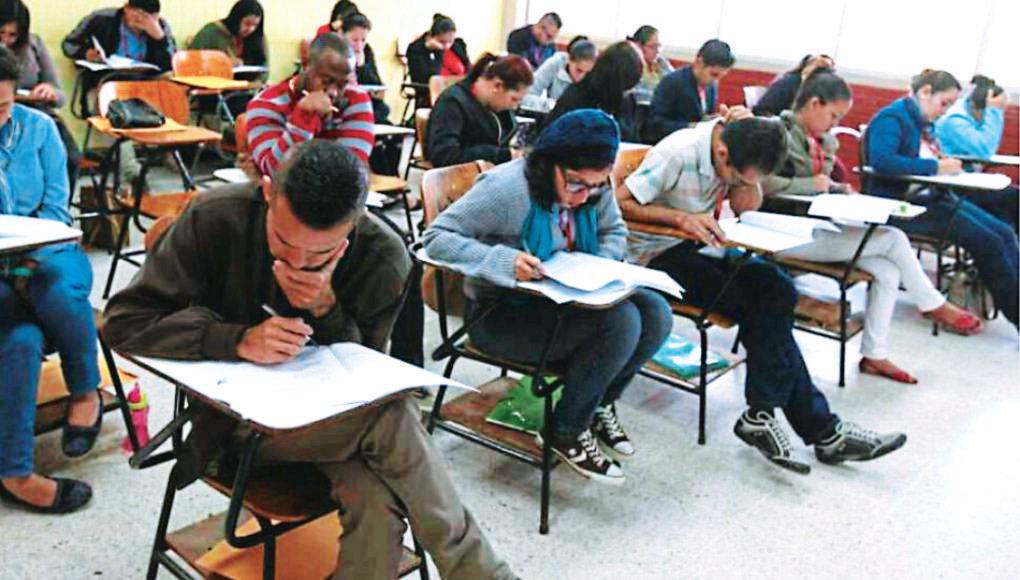 Más de 200 plazas para docentes hay en Cortés