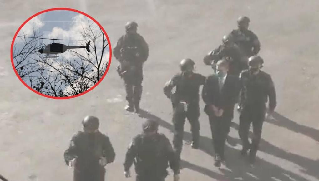 Juan Orlando Hernández es custodiado por agentes policiales al momento de ingresar a la Corte Suprema de Justicia.