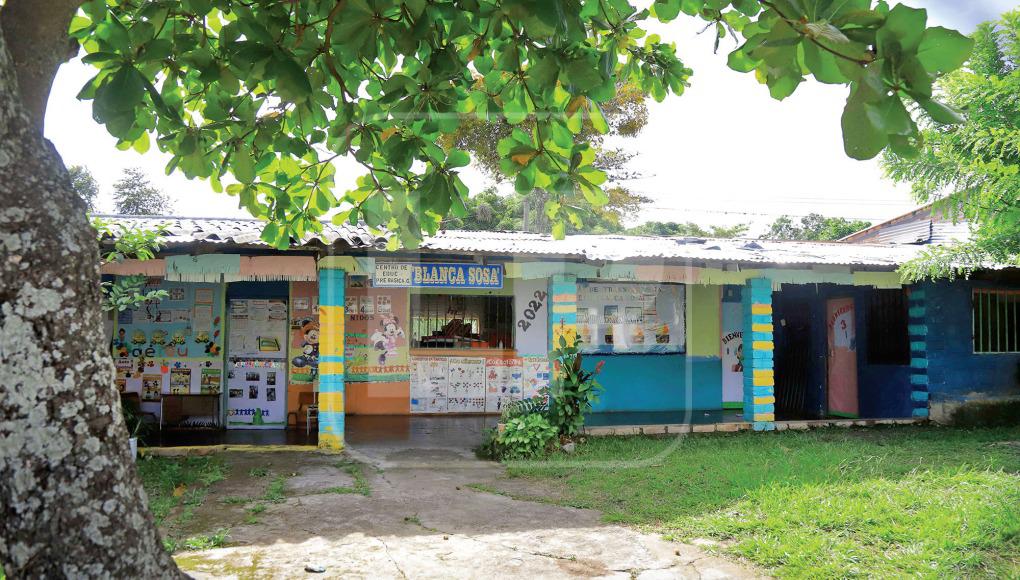 Los espacios de empleo no alcanzan ante tanto profesional y se calcula que de una casa donde hay entre cinco a seis graduados, solo uno o dos logran empleo de lo que estudiaron y los demás trabajan en otras áreas.Los salarios para oficinistas rondan entre 4,000 a 10,000 lempiras mensuales y, aunque el costo de vida no es caro en estos lugares, es poco lo que queda ante el alto precio de la canasta básica, pago de servicios públicos y para suplir otras obligaciones en el hogar.