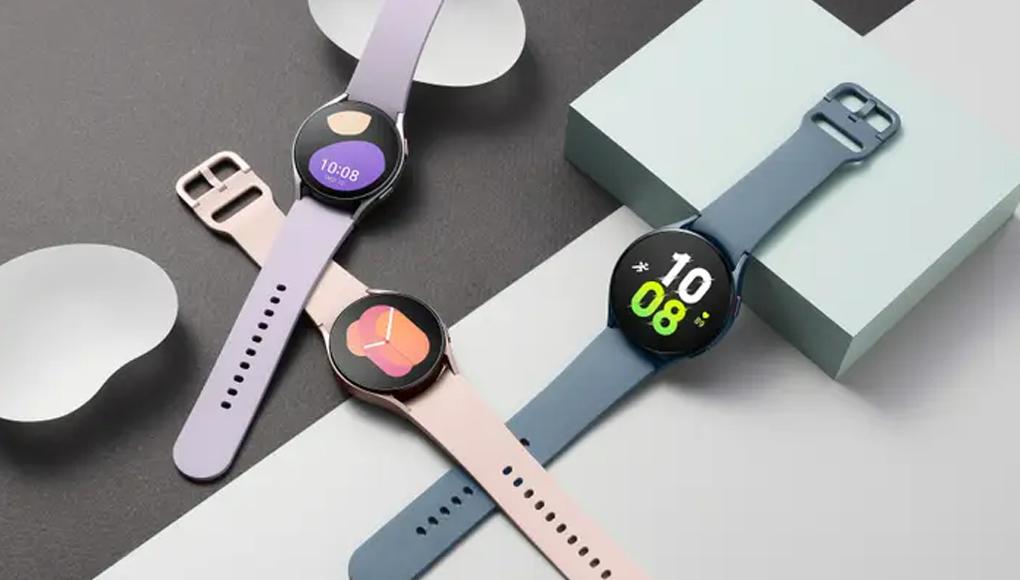 El Samsung Galaxy Watch 5 está disponible 40 o 45 mm, cuenta con procesador Exynos W920, RAM 1.5 GB, 16 GB de almacenamiento y batería con carga rápida.