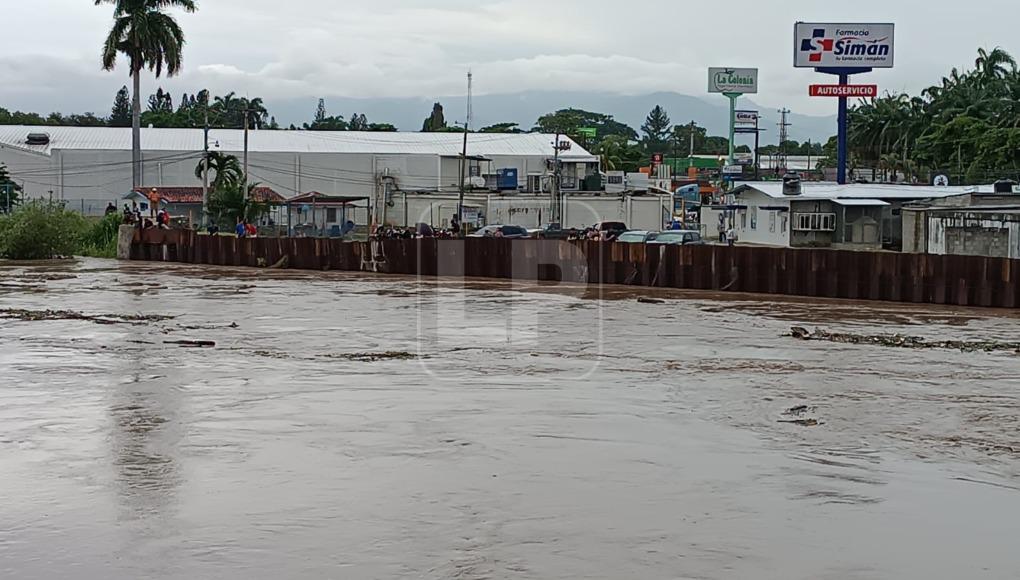 El río Chamelecón surca la mayor parte de La Lima. Su caudal aumenta tras las lluvias en occidente, donde tiene su origen.