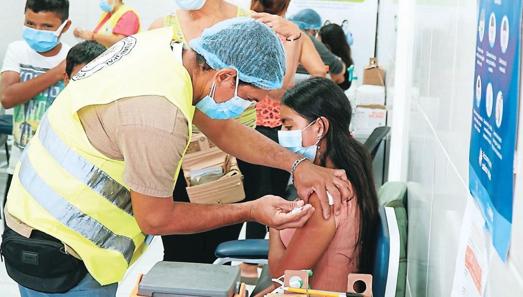 Vacunados contra el covid hace seis meses ya están en riesgo