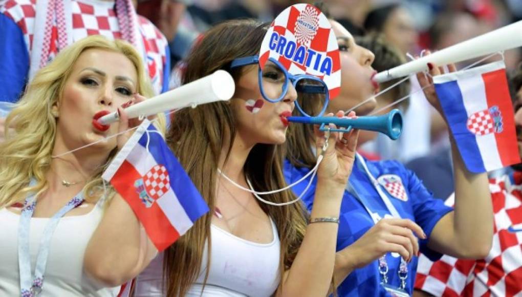 Hermosas aficionadas de Croacia alentando a su selección ante Inglaterra.