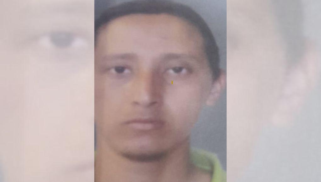 Sicario atropelló a su víctima y luego le disparó con AK-47 frente a su hijo