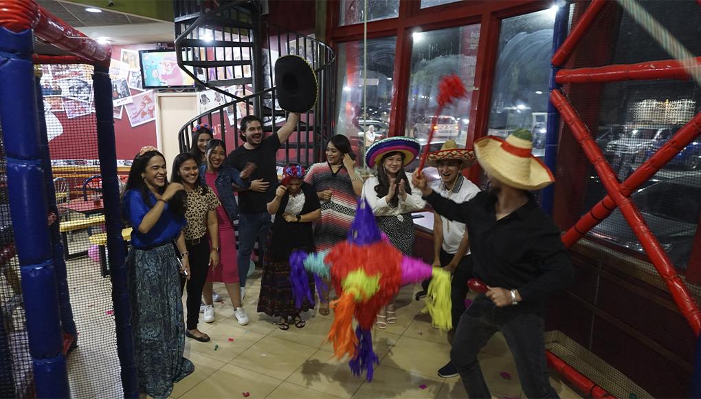 En el evento de lanzamiento los asistentes degustaron el nuevo Kentaco y disfrutaron de un ambiente al estilo de KFC.