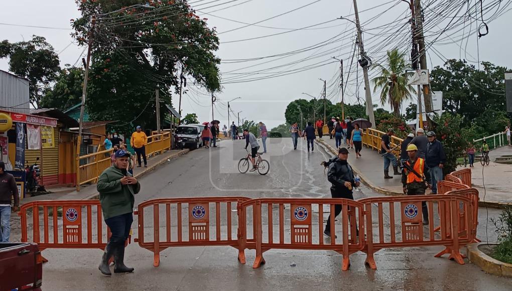 Autoridades optaron por cerrar uno de los principales puentes limeños.