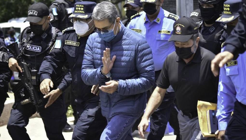 Son tres cargos los que enfrenta Juan Orlando Hernández: el primero es conspiración para importar cocaína, usar y portar ametralladoras y dispositivos destructivos durante la conspiración para importar cocaína; el segundo es poseer ametralladoras y dispositivos destructivos para promover la conspiración de importación de cocaína y el tercero es conspiración para usar y portar ametralladoras y dispositivos destructivos durante la conspiración de importación de cocaína.