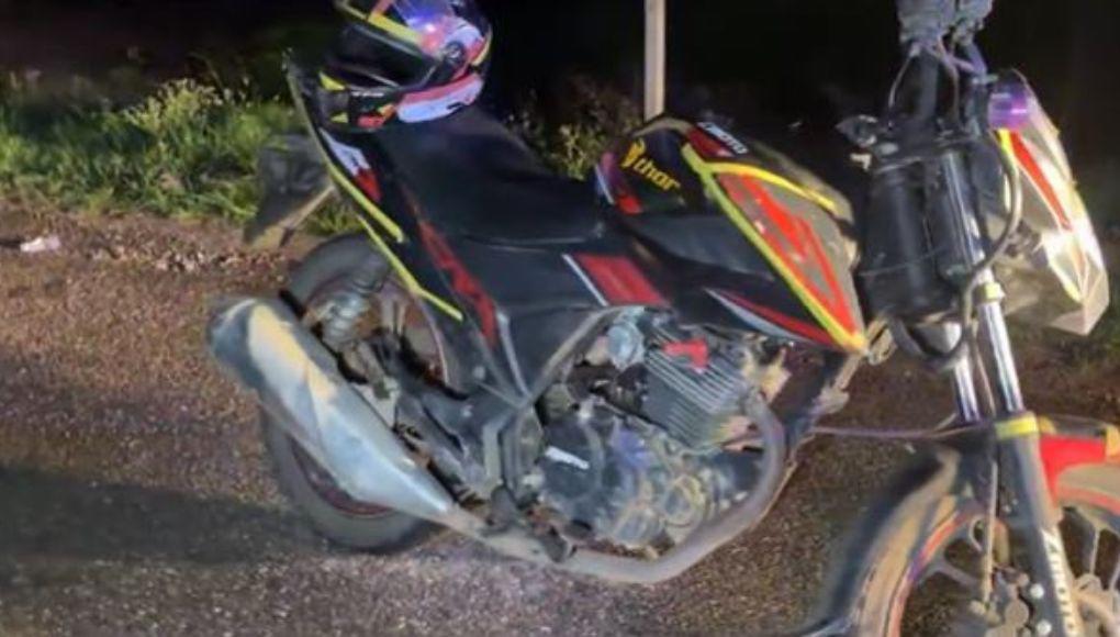 Motocicleta en la que se conducía la joven y su pareja.