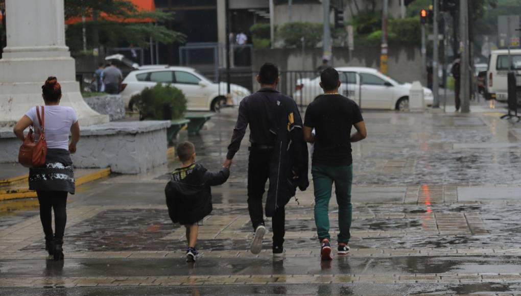 Persiste el paso de humedad y lloviznas sobre cuatro regiones de Honduras