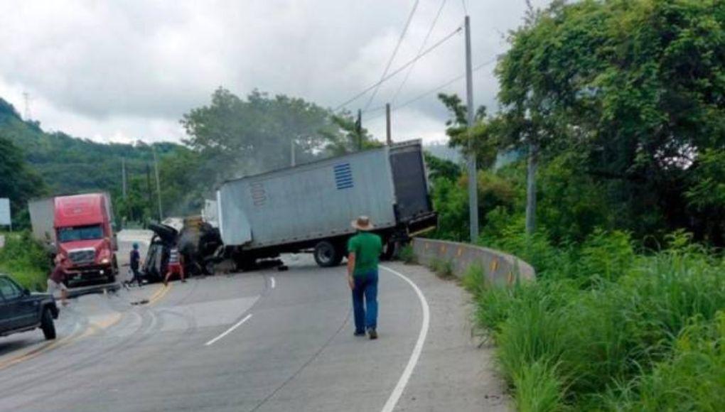 Un muerto y un herido deja choque entre camión y rastra