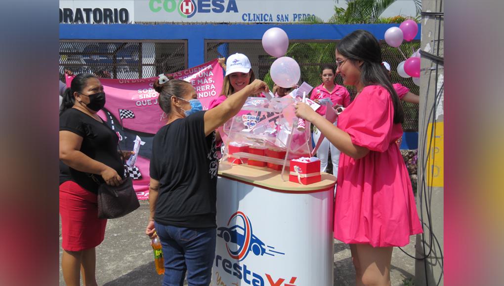 Algunas de las pacientes recibieron premios durante la Caravana Rosa de Presta Ya.