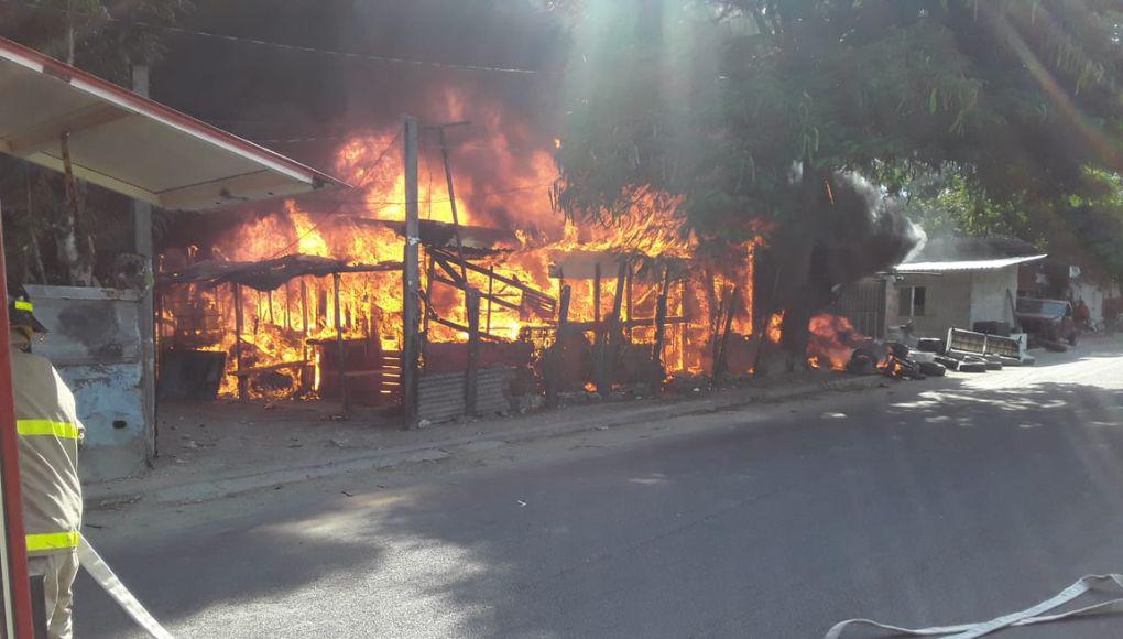 Explosión provoca incendio que consume varias casas en San Pedro Sula