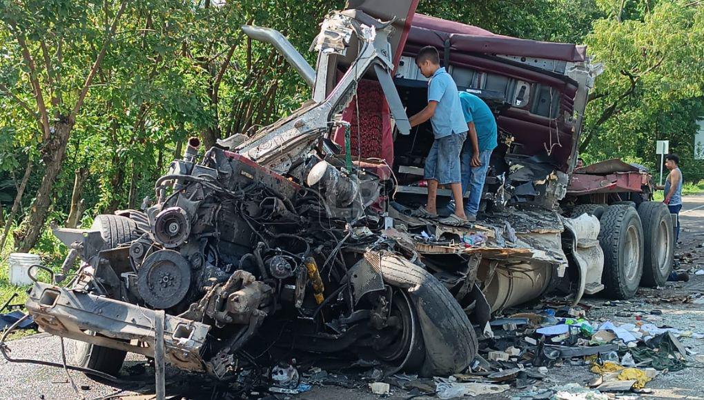 ¡Destrozada! Impactantes imágenes de la rastra que se accidentó en Santa Cruz de Yojoa