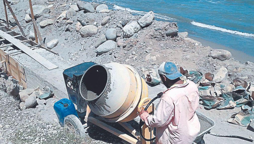 La reparación de calles con maquinaria alquilada y la reconstrucción del muro del malecón son algunas de las obras que se han podido desarrollar en la ciudad con los pocos fondos.