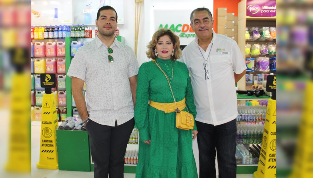 Víctor Lara Jr, gerente de Excelencia Operacional; Maritza Soto, presidente de Grupo MacDel; y Lic. Víctor Manuel Lara Molina, gerente general.