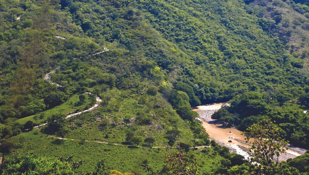 Existen hasta puentes de concreto por donde hace unos meses pasaban camiones y pick up cargados con productos en ambos países.