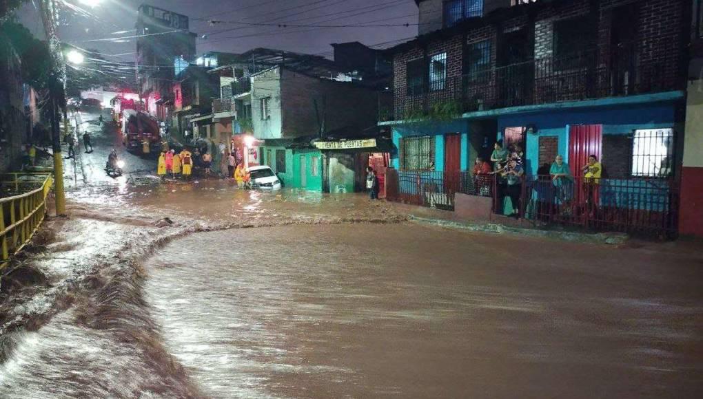 Intensas lluvias, producto de una tropical, dejó calles inundadas en Tegucigalpa durante la noche de ayer jueves.