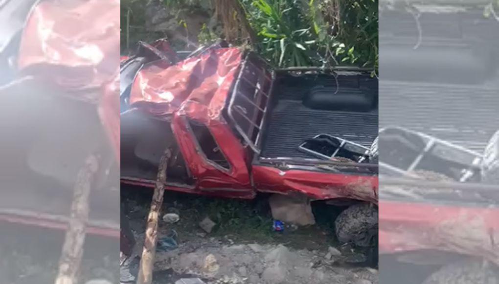 Dos personas mueren y otras diez resultan heridas en volcamiento de “pick up”