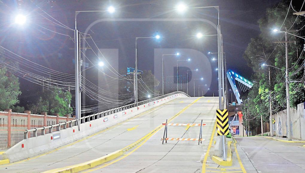 La parte baja tiene jardinería y una rotonda bien diseñada y dos puentes elevados.