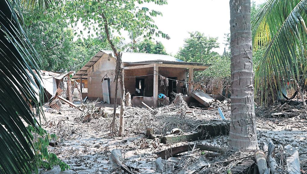 Bajó el río Ulúa, pero sus casas quedaron entre el lodo y basura