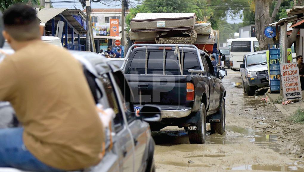 Personas han tenido evacuar de zonas de riesgo que se encuentran a orillas de los ríos Chamelecón y Ulúa.