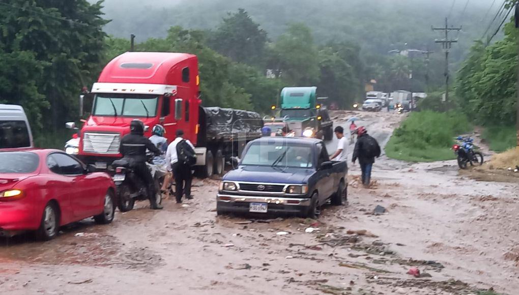¡La lluvia no para! Derrumbe y corriente de agua provocan caos vial en el sector Cofradía (FOTOS)
