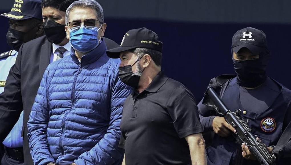 Así andaba vestido Juan Orlando Hernández al entrar a audiencia