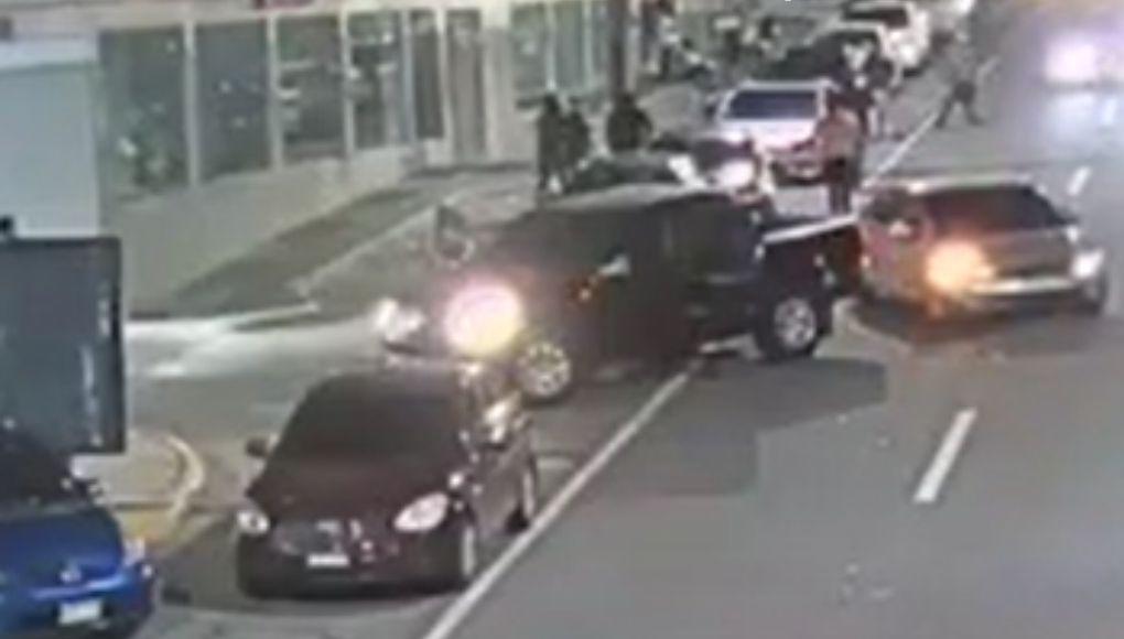 El video grabó los movimientos de los dos vehículos.