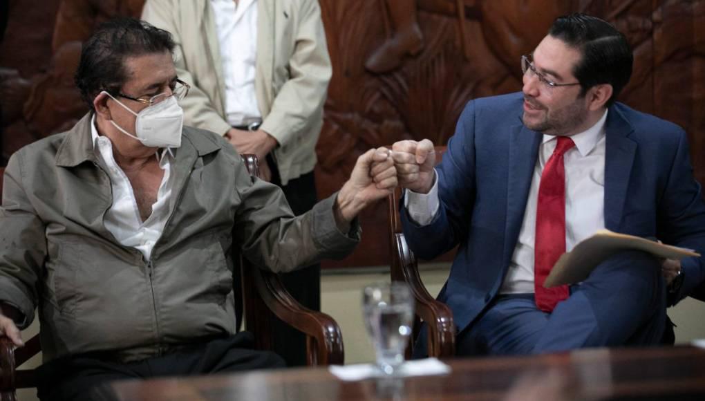 Jorge Cálix y Manuel Zelaya en la firma del acuerdo.