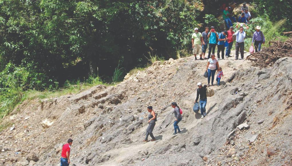 Cientos de personas tuvieron que cruzar la falla caminando.