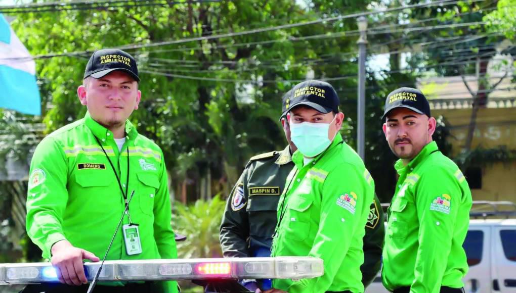 Así visten los policías municipales ambientales de San Pedro Sula.