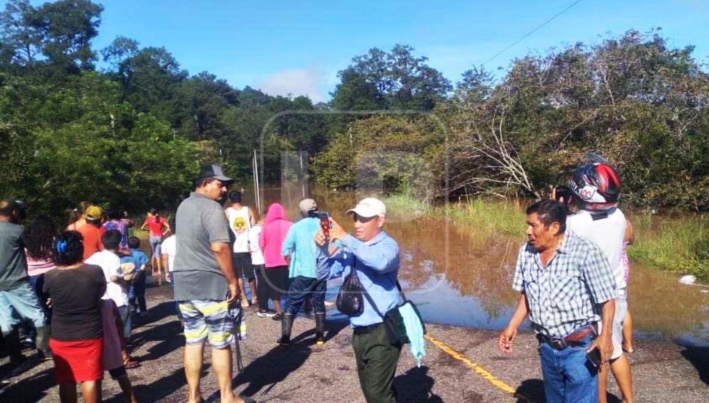 Aguas del Lago de Yojoa incomunicaron varias aldeas en Santa Bárbara