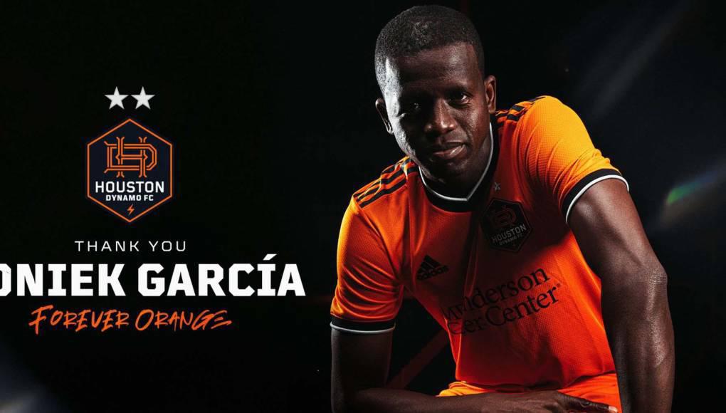 Boniek García: Fue dado de baja por el Houston Dynamo de la MLS, club en donde destacó por muchas temporadas. El volante podría fichar por el Olimpia.