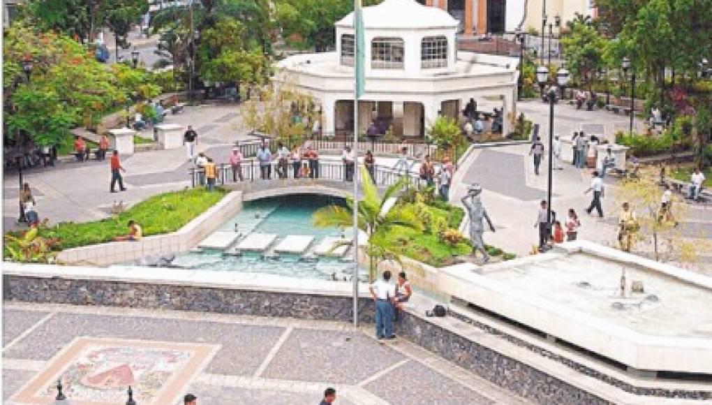 Una de los lugares más visitados de San Pedro Sula es el parque central ubicado en la primera calle tercera avenida. Los pobladores se reúnen en este lugar ya sea para platicar o hacer negocios. 