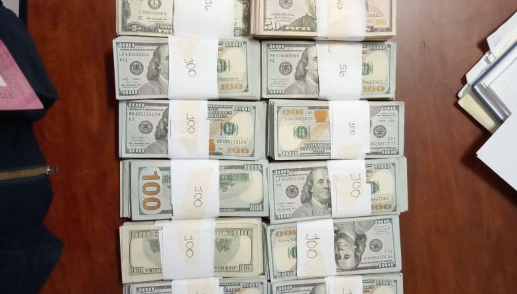 Retienen a pareja con más de 163,000 dólares en Palmerola