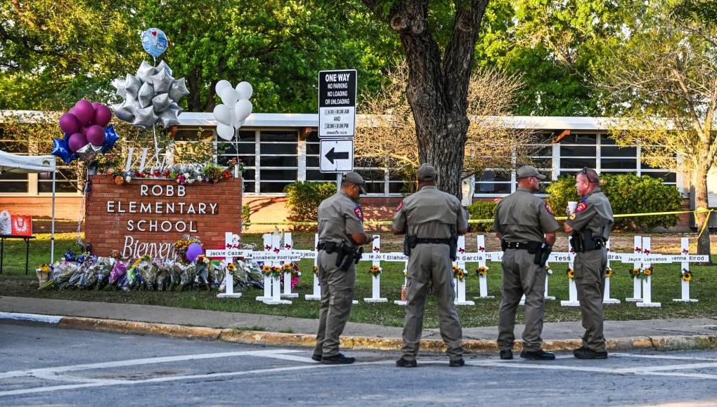 Policía y los investigadores en la escena del tiroteo masivo en la Escuela Primaria Robb (C) en Uvalde, Texas, EE. UU. EFE/EPA/AARON M. SPRECHER
