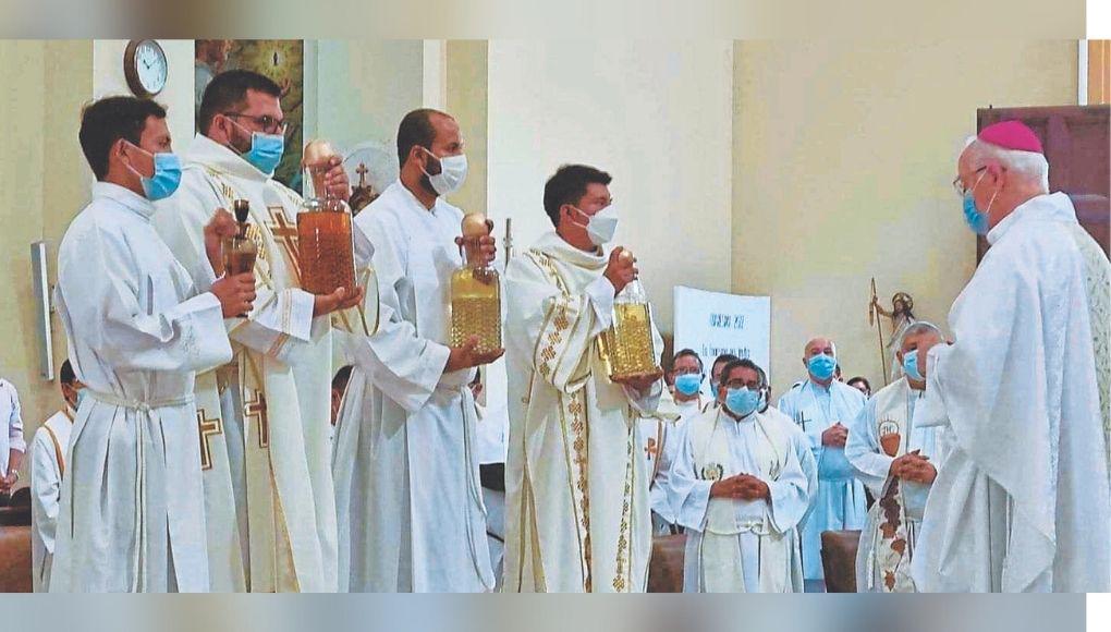 Sacerdotes renuevan votos en concurrida misa crismal