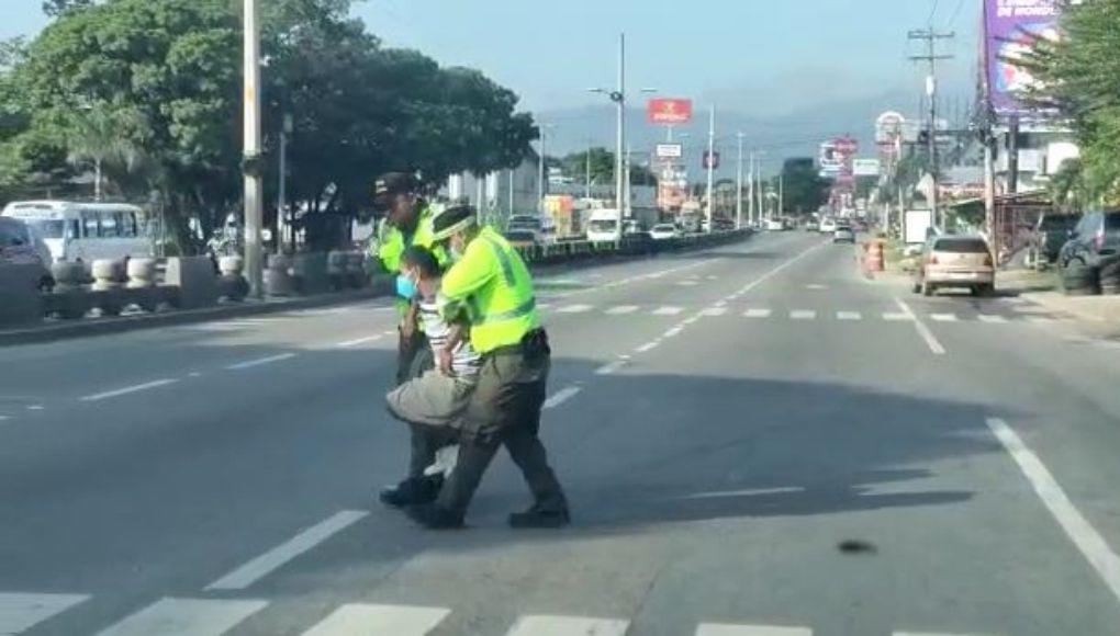 Dos policías municipales lo tomaron de sus brazos y comenzaron a caminar con él.