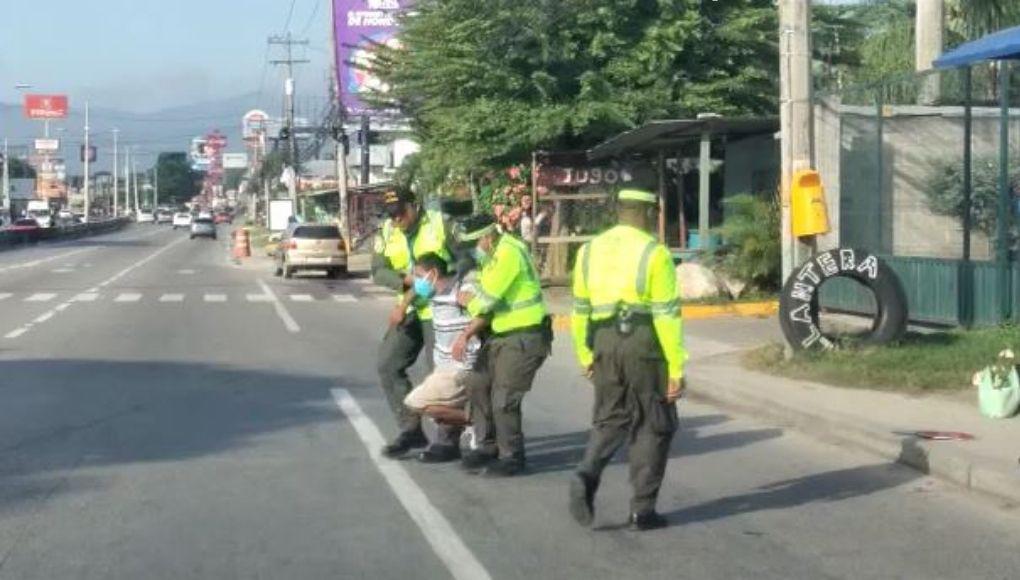 El ciudadano, con dificultades para movilizarse a pie, necesitaba llegar al otro lado de la transitada carretera. Ante eso, los funcionarios municipales decidieron servirlo.