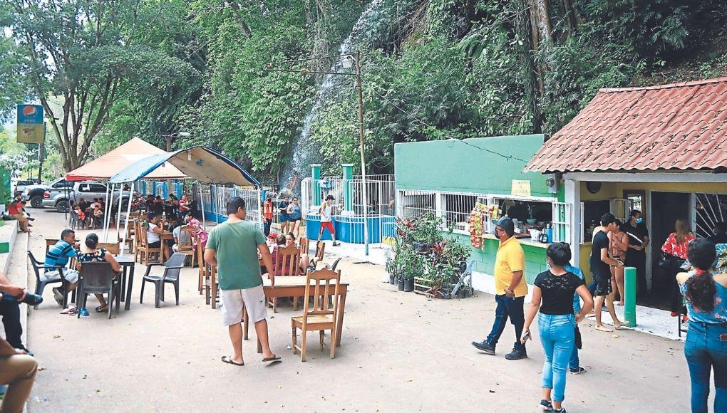 Desde el lunes, los balnearios pateplumas ya reciben a cientos de visitantes.