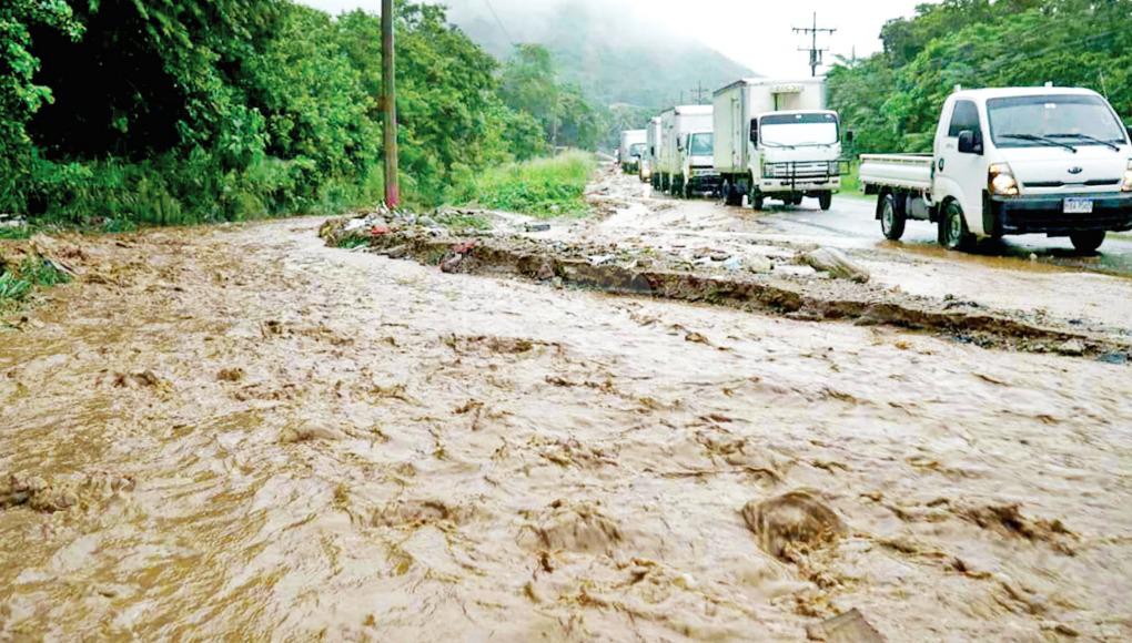 El llamado es para todos los que transiten por la carretera hacia Occidente. Tener precaución a la altura de la colonia Lempira donde el derrumbe siempre interrumpe el paso.