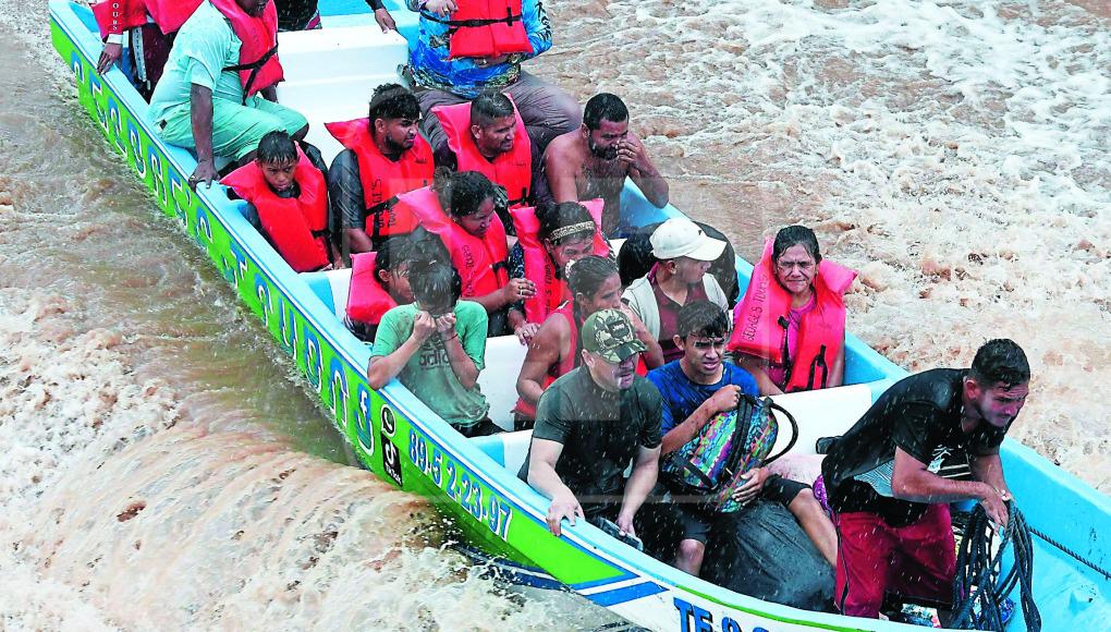 El desbordamiento del río Ulúa en la zona norte causó que muchas familias perdieran su hogar y pertenencias.